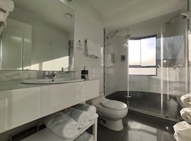 Familiekamer | Badkamer | Een aparte badkuip en douche, een regendouche, gratis toiletartikelen