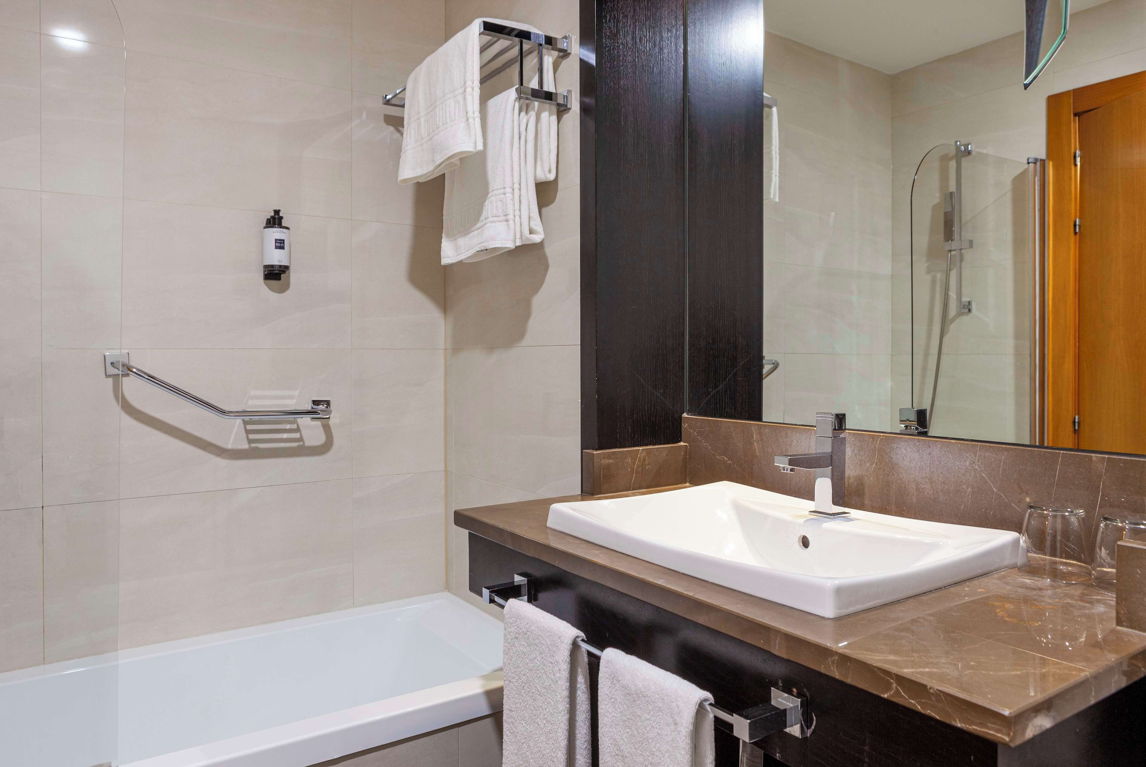 combined shower/bathtub, free toiletries, hair dryer, bidet