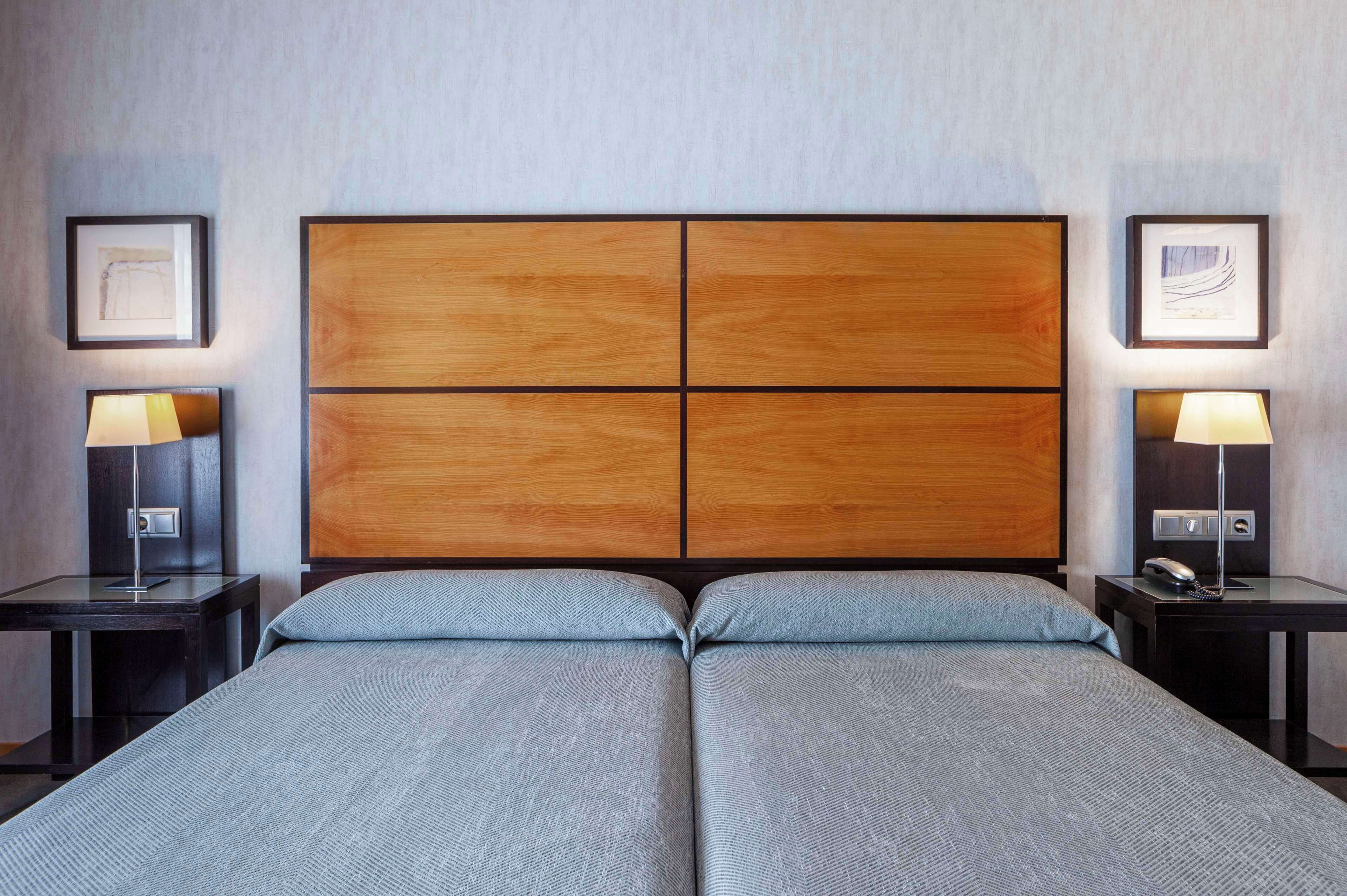 Minibar, Zimmersafe, Schreibtisch, laptopgeeigneter Arbeitsplatz