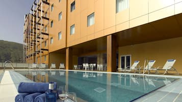 Piscina externa sazonal, funciona das 10h às 20h30, espreguiçadeiras