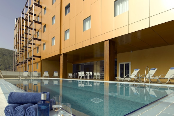 Piscine extérieure (ouverte en saison), chaises longues