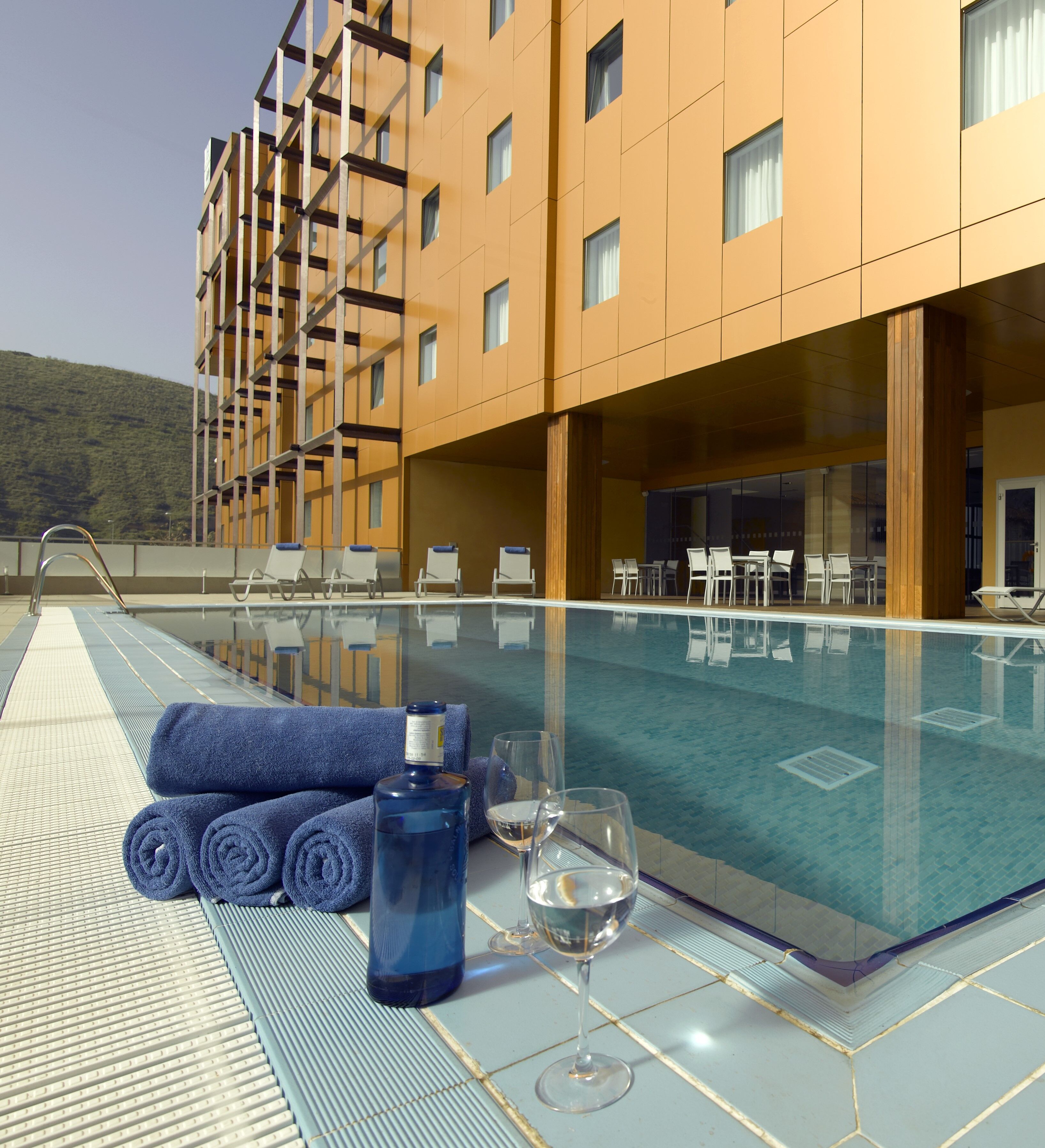 Piscina externa sazonal, funciona das 10h às 20h30, espreguiçadeiras