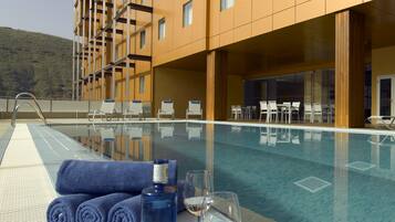 Piscine extérieure (ouverte en saison), chaises longues