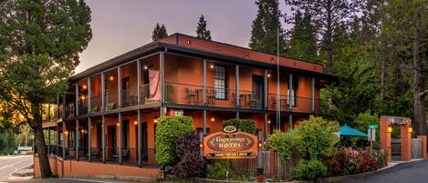 واجهة المنشأة - في المساء/الليل