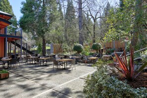 ADA Queen Pet-Friendly | Minibar, individually decorated, individually furnished - The Groveland Hotel (Groveland)