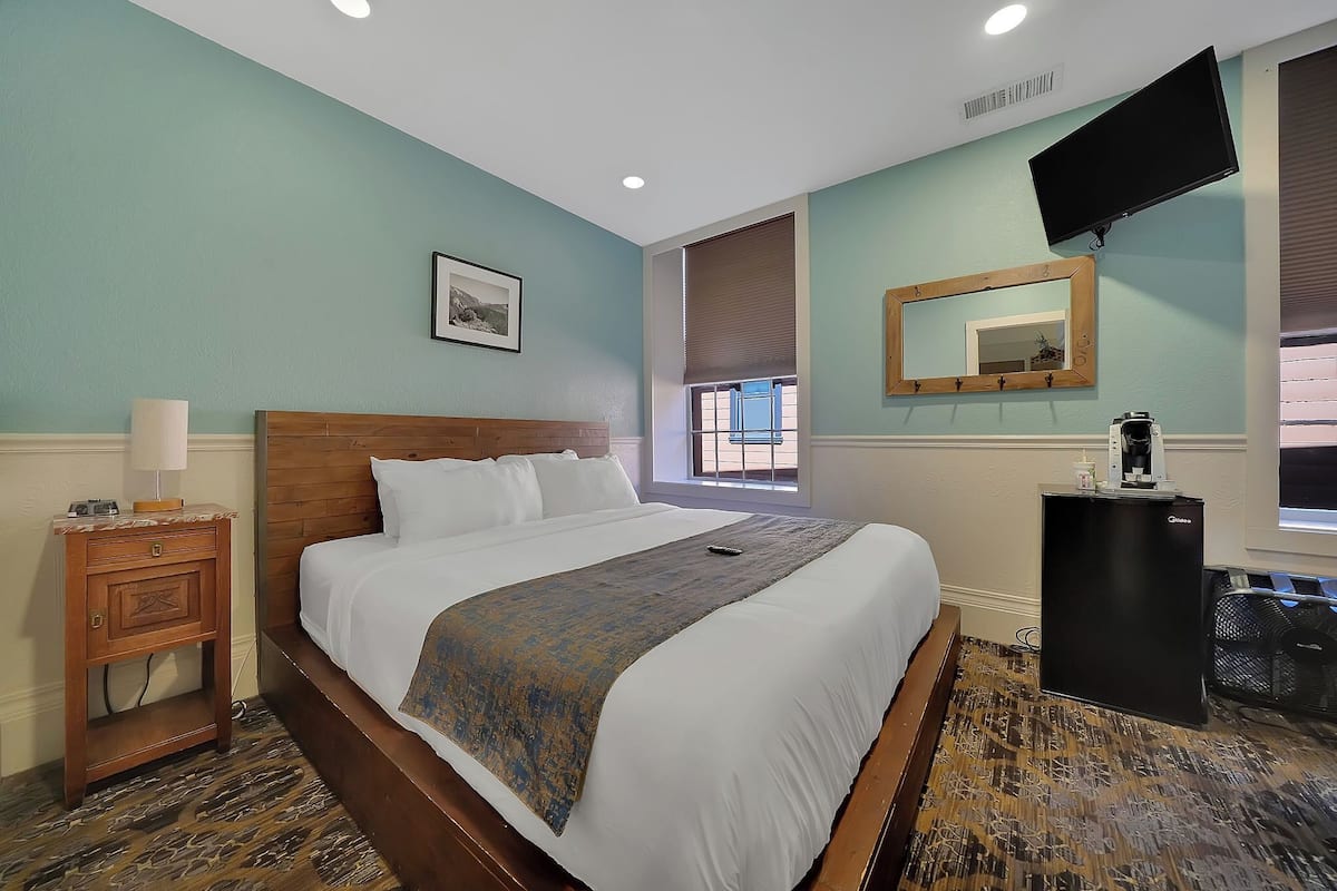Klassieke kamer, 1 kingsize bed, niet-roken, privébadkamer | 1 slaapkamer, een minibar, individueel gedecoreerd