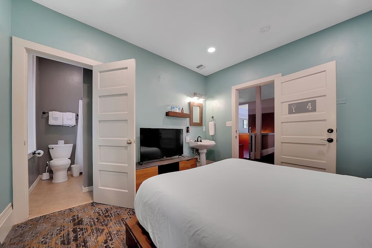 Klassieke kamer, 1 queensize bed, niet-roken, privébadkamer | 1 slaapkamer, een minibar, individueel gedecoreerd