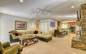 House | Living area | Books - The Groveland Hotel (Groveland)