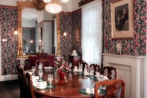 Makan di kamar