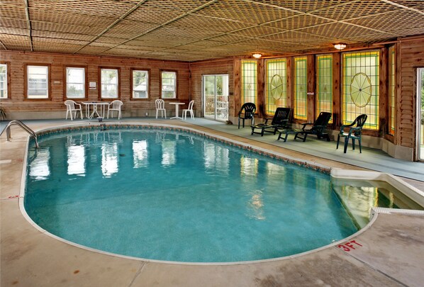 Una piscina techada, sillones reclinables de piscina