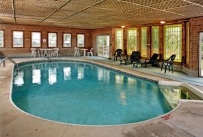 Una piscina techada, sillones reclinables de piscina