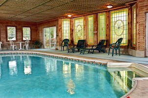 Una piscina techada, sillones reclinables de piscina