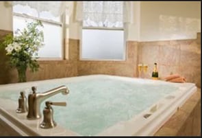 Suite, 1 King Bed (Jacuzzi and Fireplace) | Jetted tub