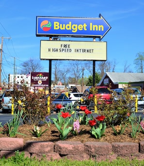 Exterior - Budget Inn - Falls Church (Falls Church)