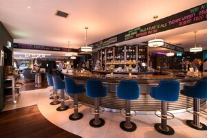 2 bares y 1 pub gastronómico