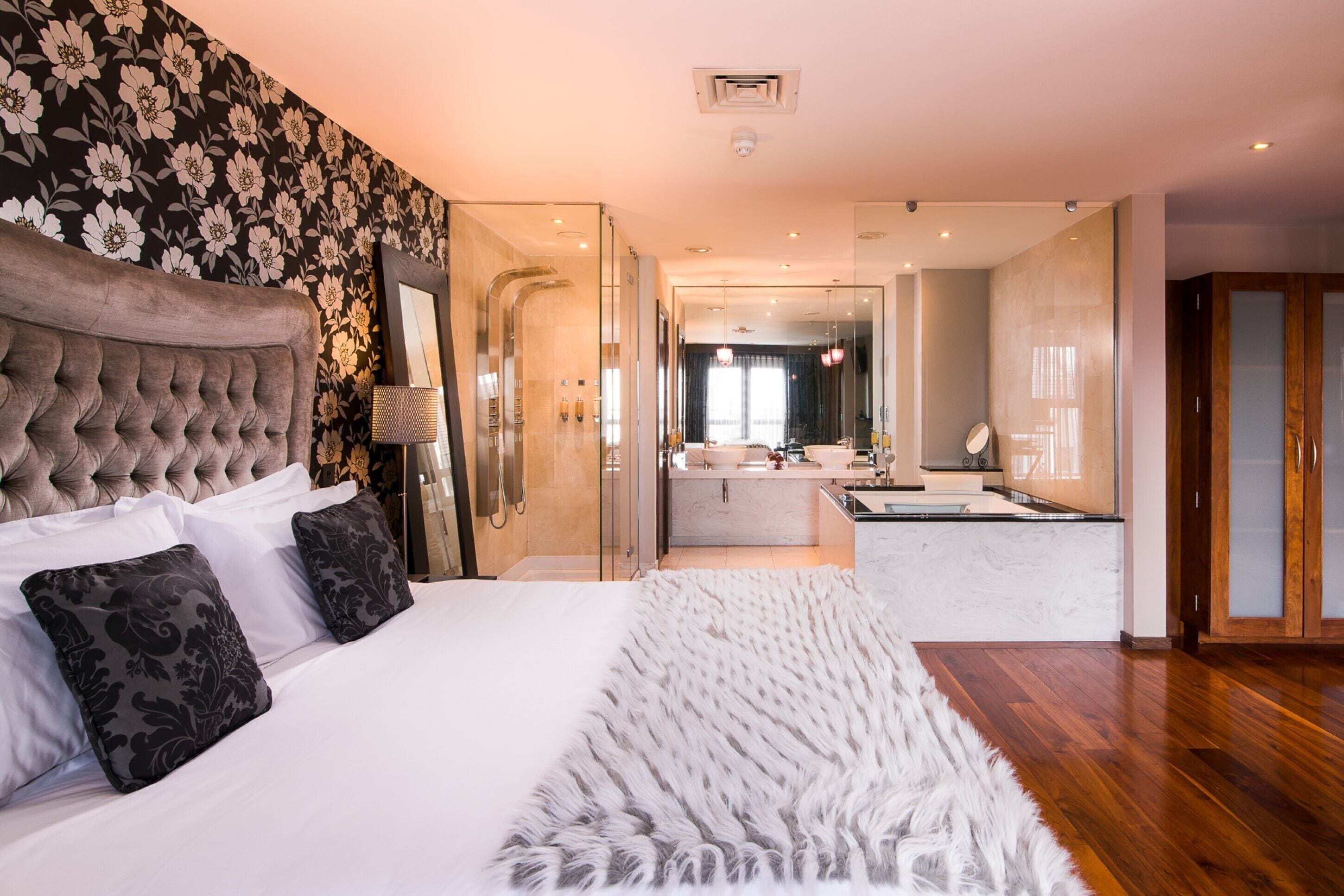 Ropa de cama de alta calidad y minibar 