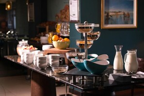 2 restaurants servant le petit déjeuner, le déjeuner et le dîner