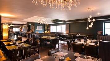 Päivittäinen englantilainen aamiainen maksusta