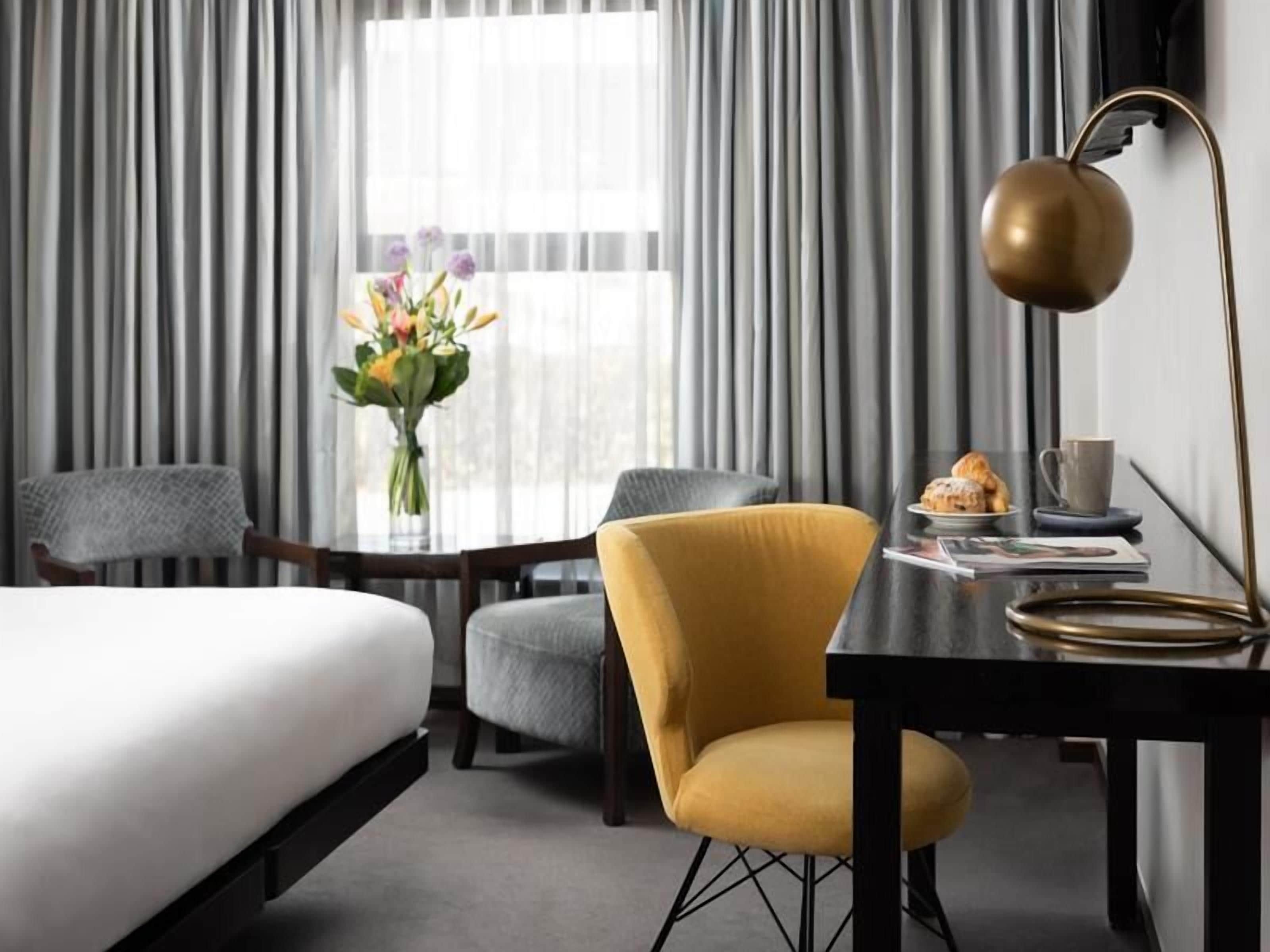 Ropa de cama de alta calidad y minibar 