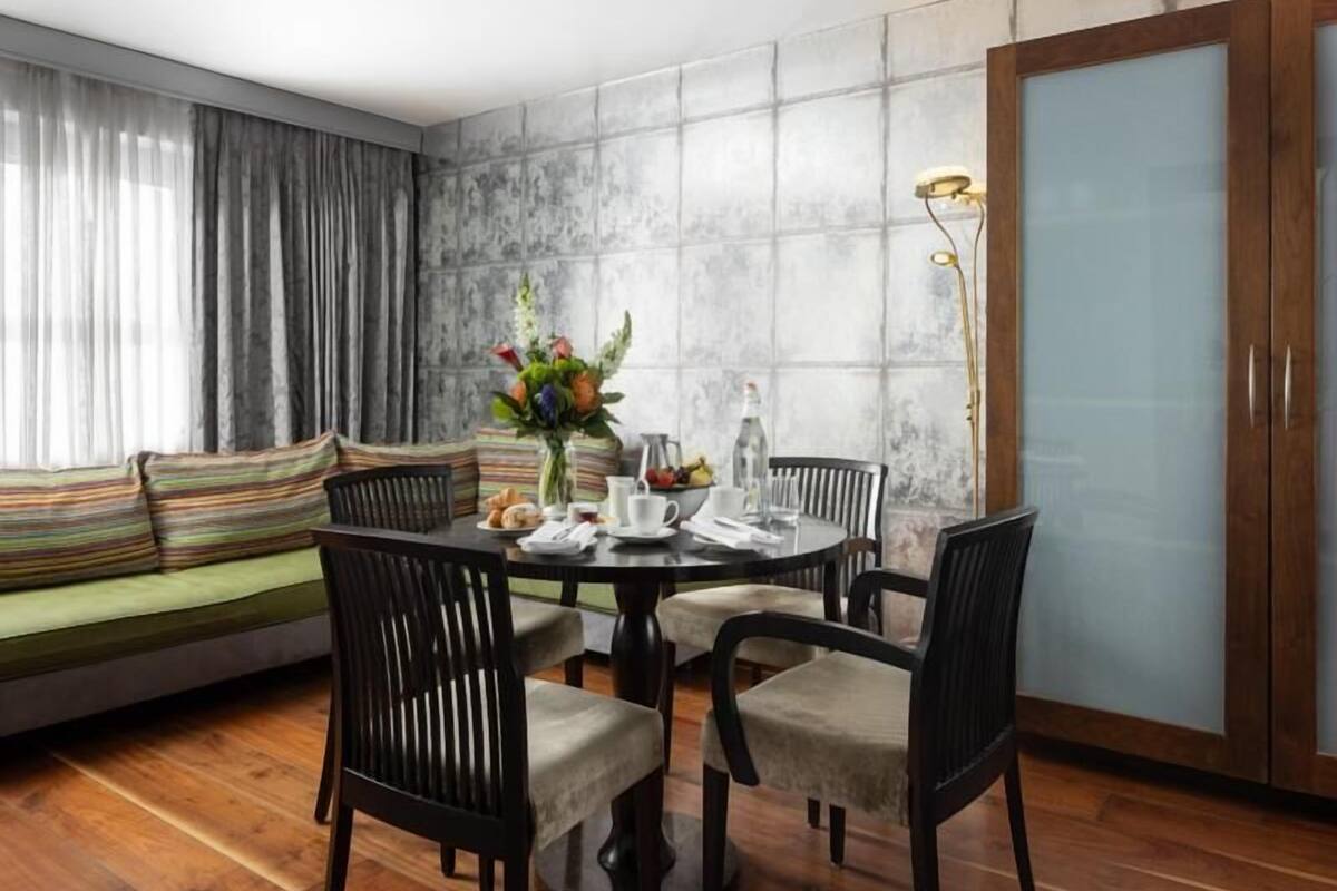 Dining | 2 restaurants; breakfast, lunch, and dinner served