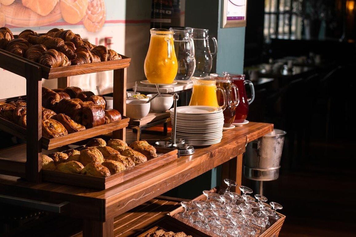 2 restaurants; breakfast, lunch and dinner served 
