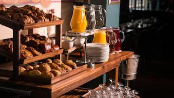 2 restaurants; breakfast, lunch and dinner served