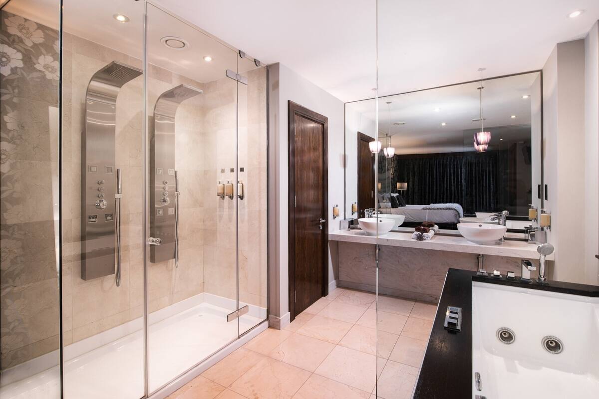 suite x11 | bathroom | combined shower/bathtub, designer toiletries, hair dryer, bathrobes
