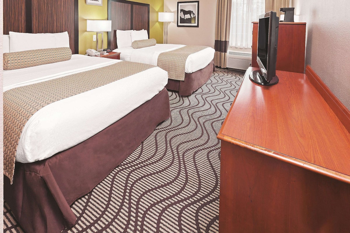 Room, 2 Katil Ratu (Queen), Accessible, Non Smoking (Mobility Accessible) | Peralatan tempat tidur premium, meja, langsir/tirai gelap terus