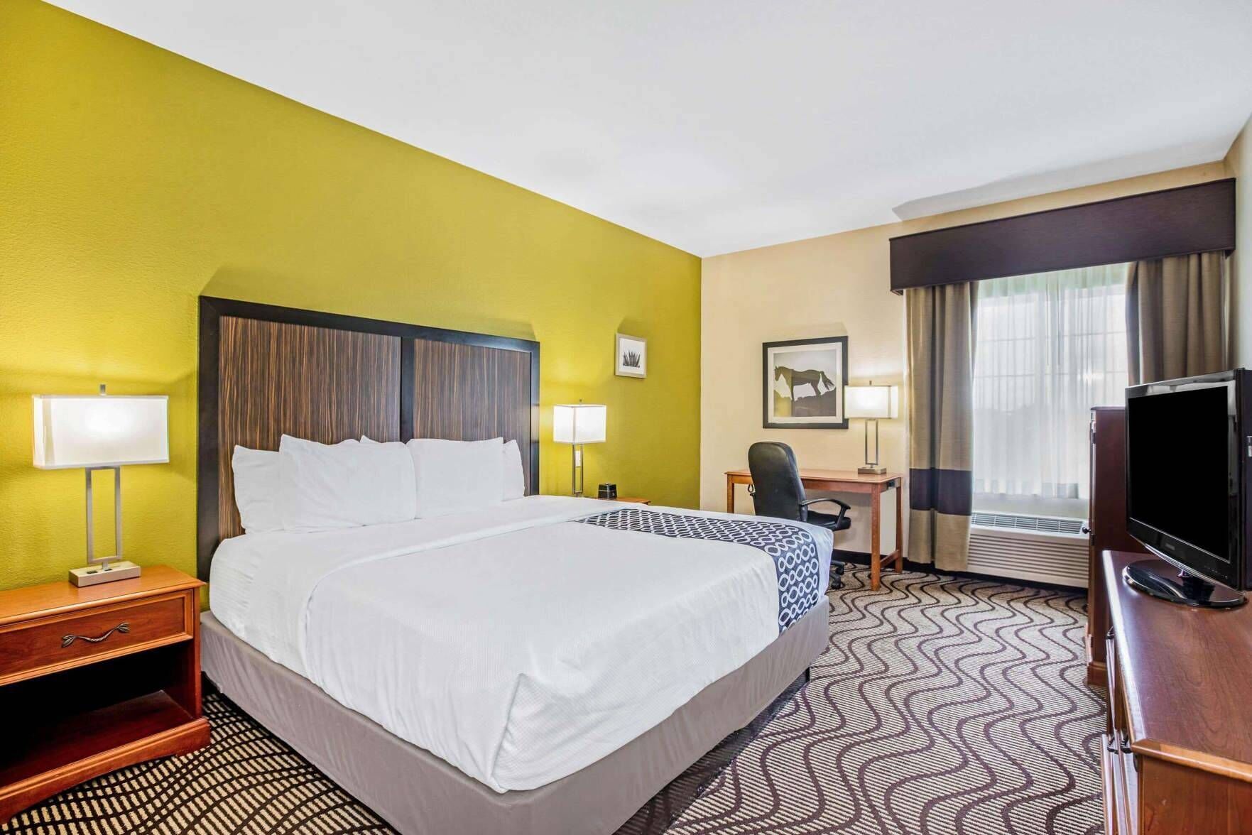 Luxe beddengoed, een bureau, verduisterende gordijnen