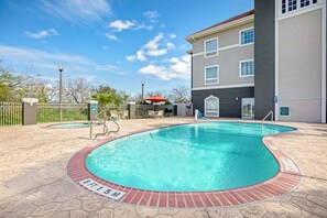 Una piscina al aire libre (de 09:00 a 22:00), sombrillas, tumbonas