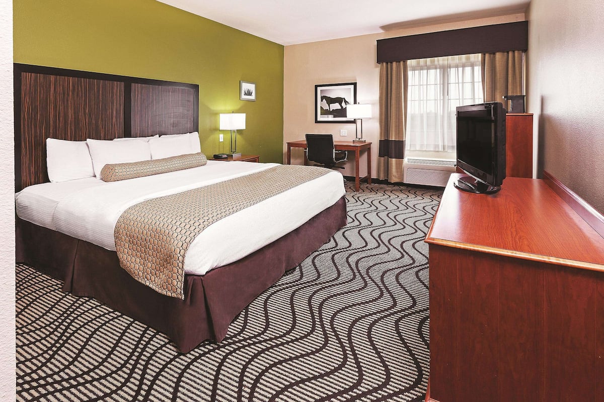 Room, 1 Katil Raja (King), Accessible, Non Smoking (Mobility,Hearing,Tub w/Grab Bars) | Peralatan tempat tidur premium, meja, langsir/tirai gelap terus