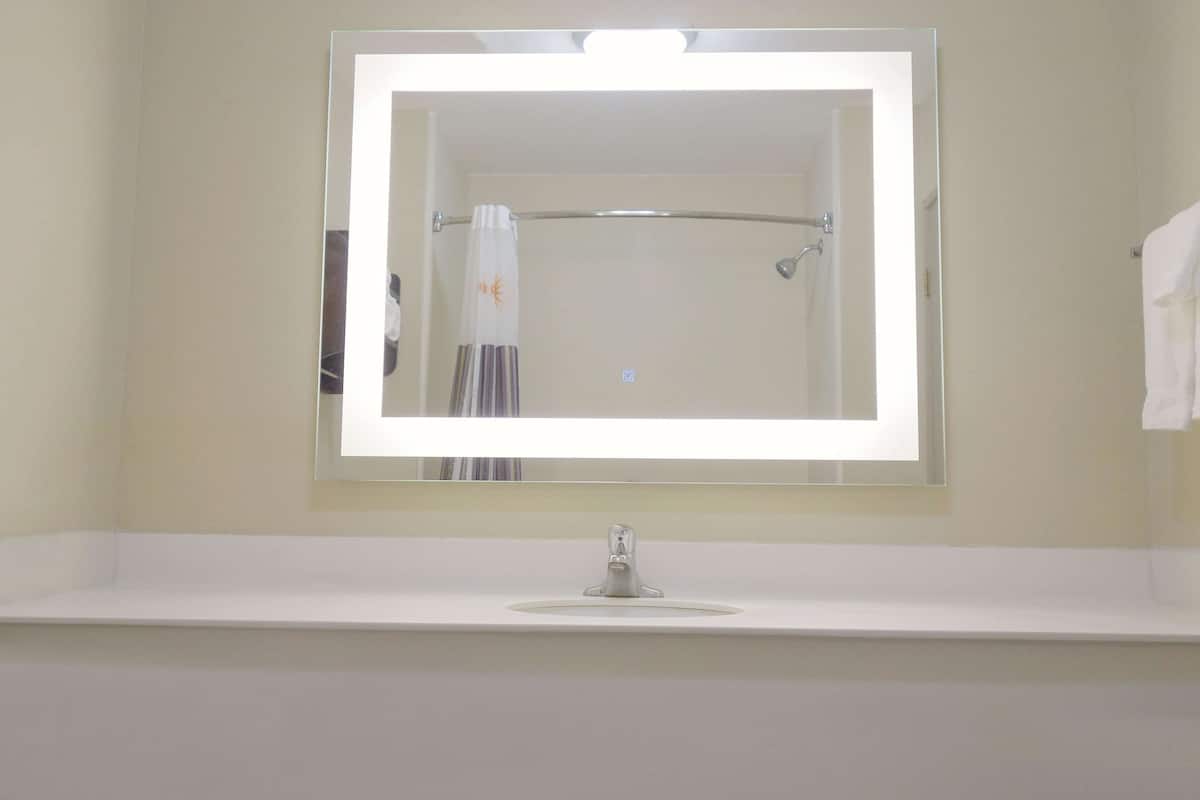 Room, 2 Katil Ratu (Queen), Non Smoking | Peralatan tempat tidur premium, meja, langsir/tirai gelap terus