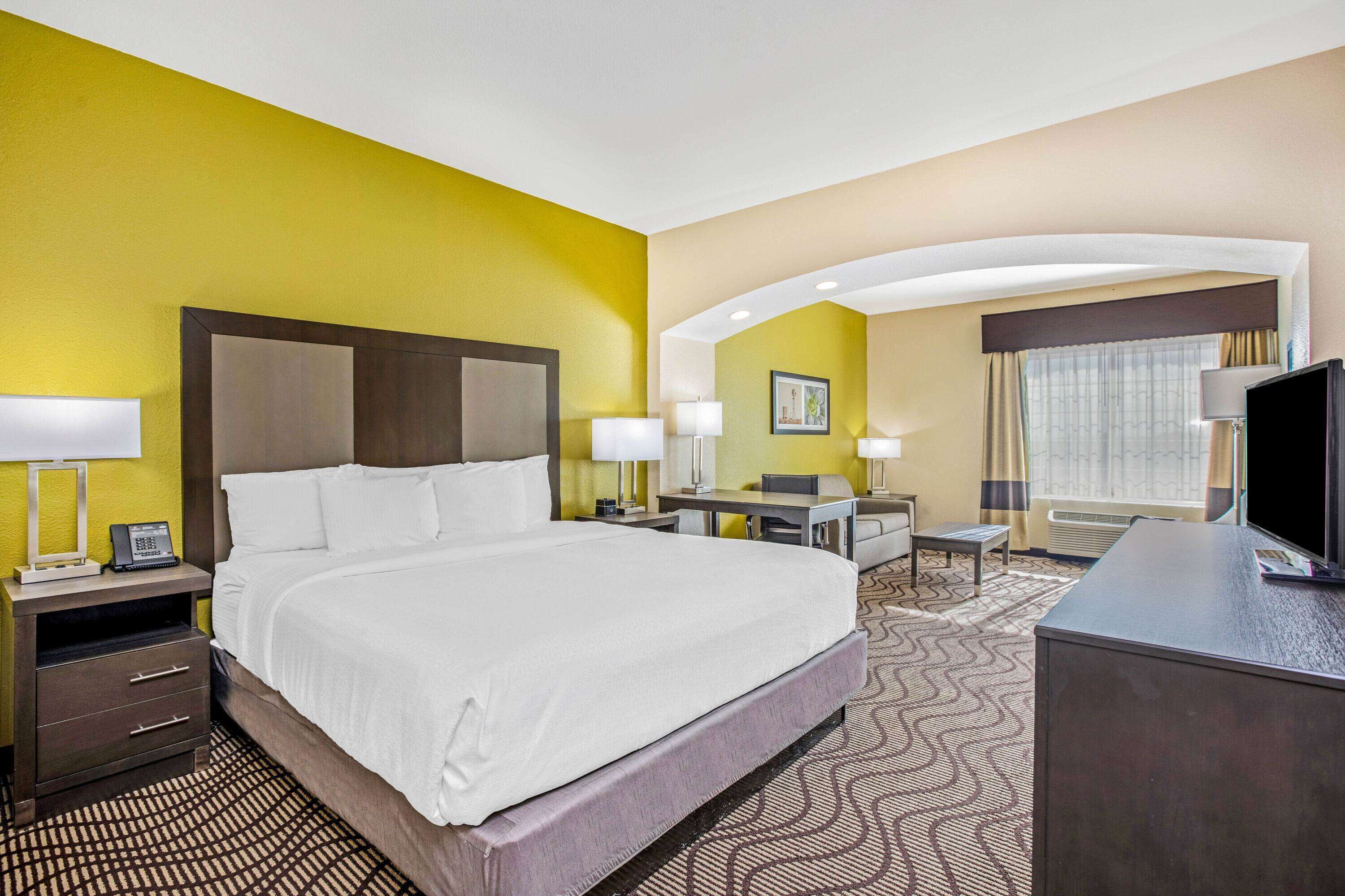 高級寝具、デスク、遮光カーテン、アイロン / アイロン台