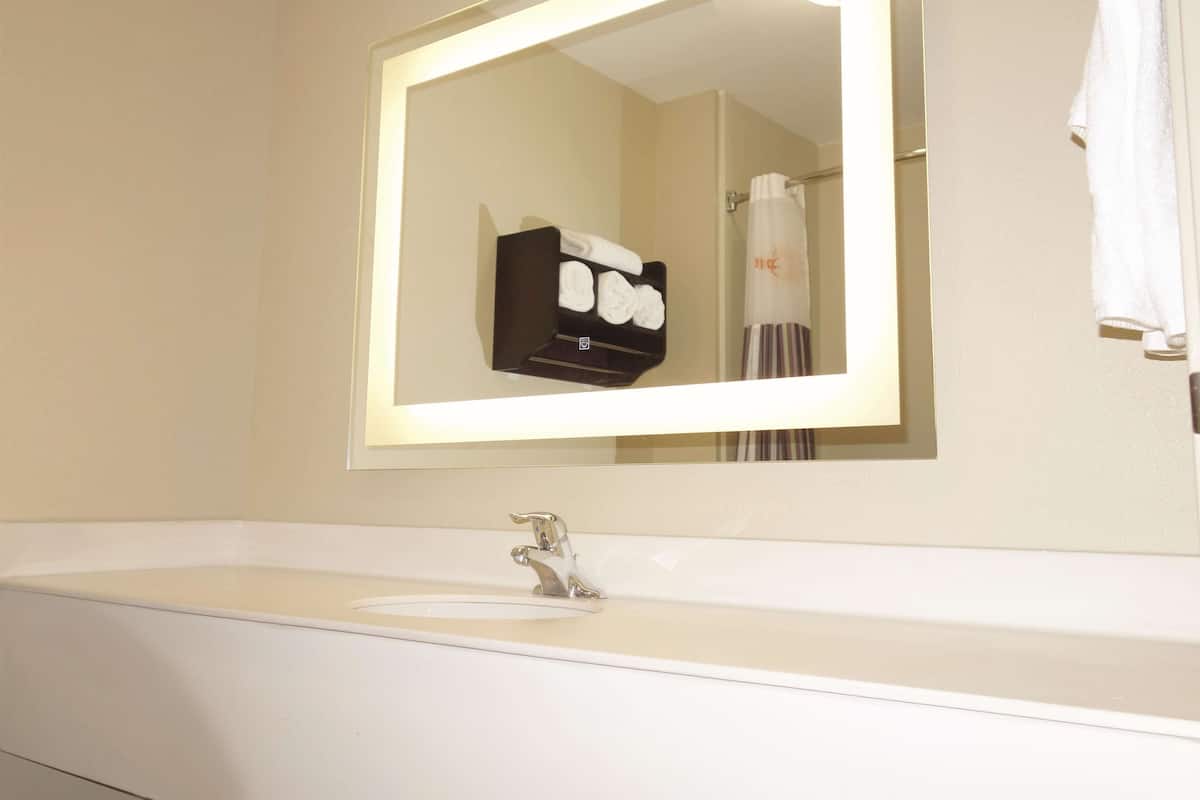 Deluxe Suite, 1 Katil Raja (King), Non Smoking | Peralatan tempat tidur premium, meja, langsir/tirai gelap terus