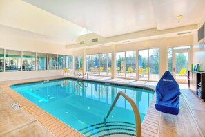 Una piscina cubierta