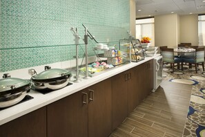 อาหารเช้าปรุงตามสั่งทุกวัน (USD 9.95 ต่อคน)