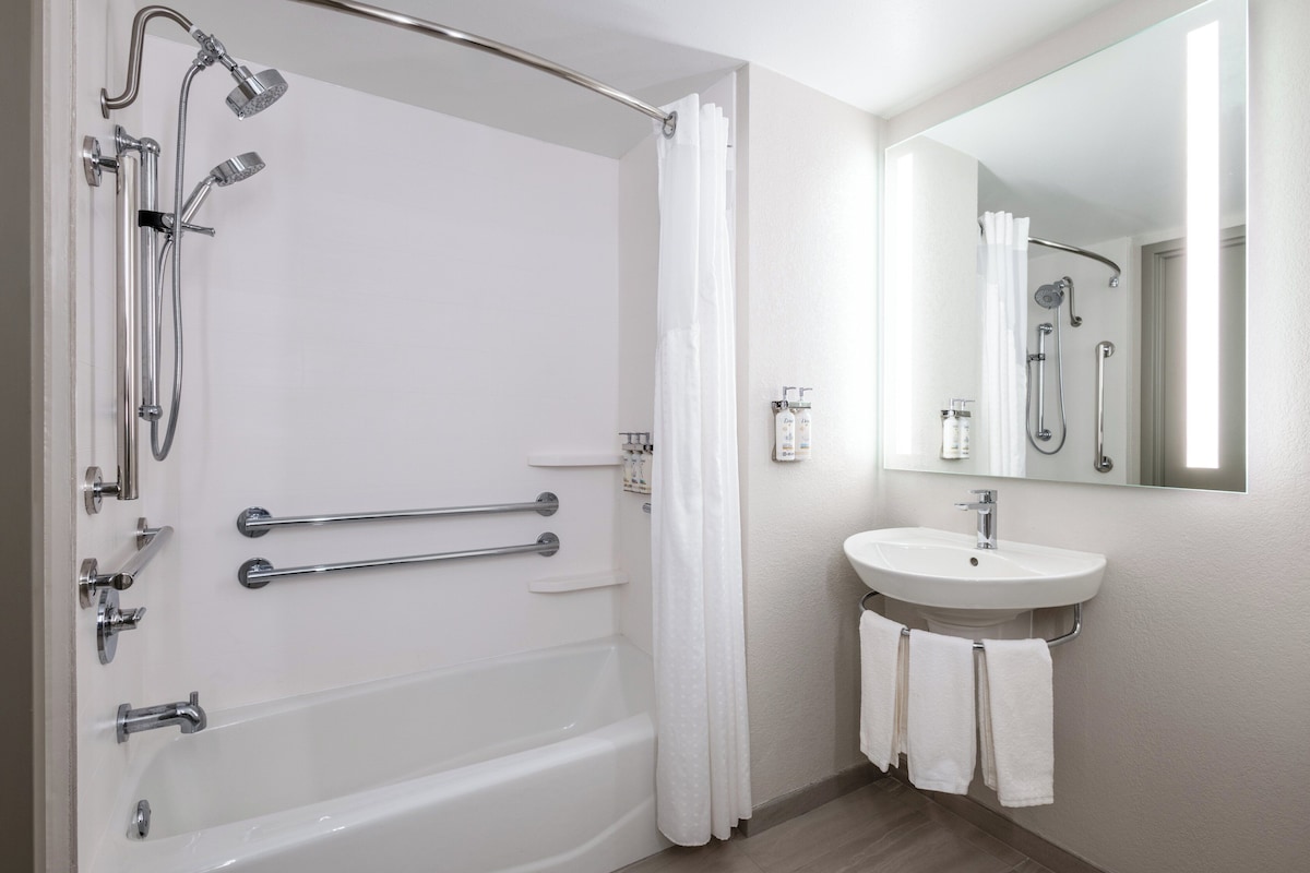 套房, 1 張特大雙人床及 1 張梳化床, 無障礙 (Mobility, Accessible Tub) | 房內夾萬、書桌、熨斗/熨衫板、摺床/加床 (收費)