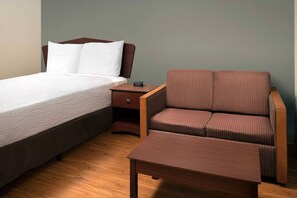 Desk, iron/ironing board, free WiFi, bed sheets - WoodSpring Suites Kansas City Liberty (Liberty)