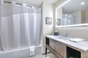 Bồn tắm nước khoáng, vòi sen phun mưa, đồ dùng nhà tắm miễn phí 