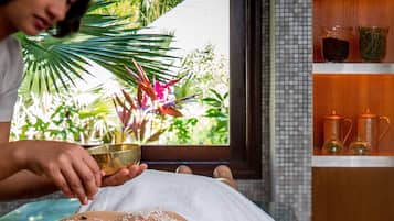 Salas de tratamiento para parejas, un sauna, una bañera de hidromasaje