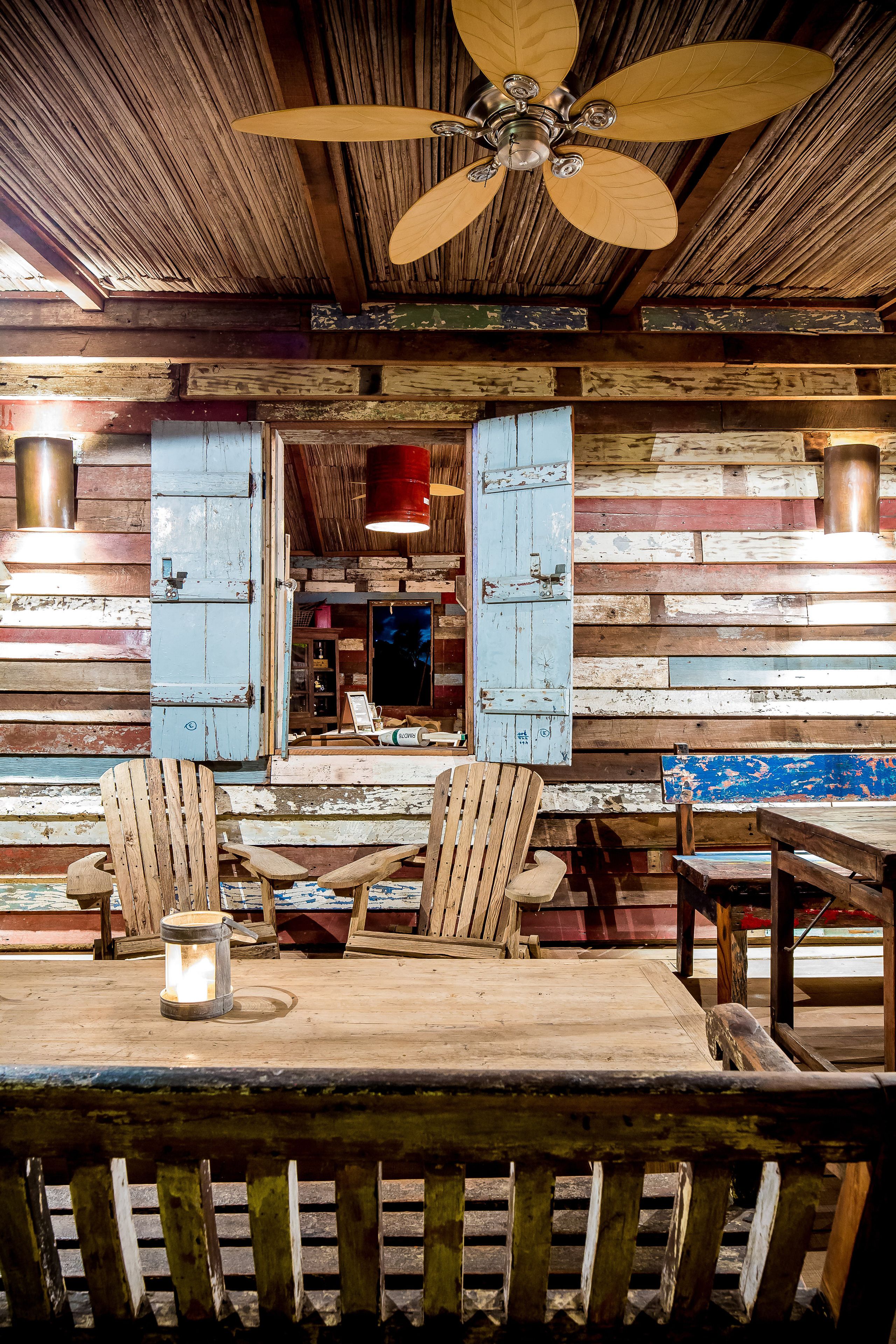 2 bars/lounges, swim-up bar, poolside bar, beach bar