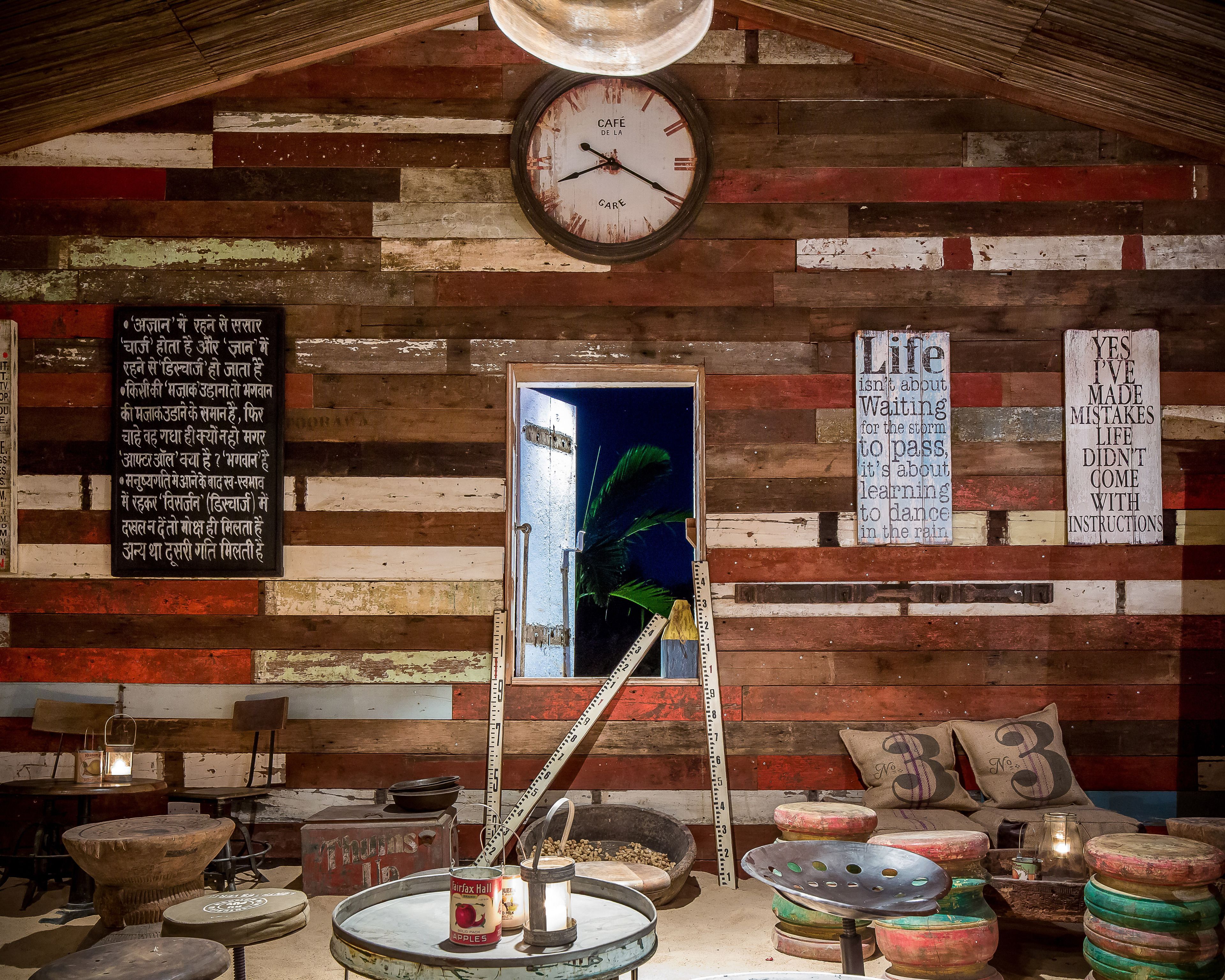 2 bars/lounges, swim-up bar, poolside bar, beach bar