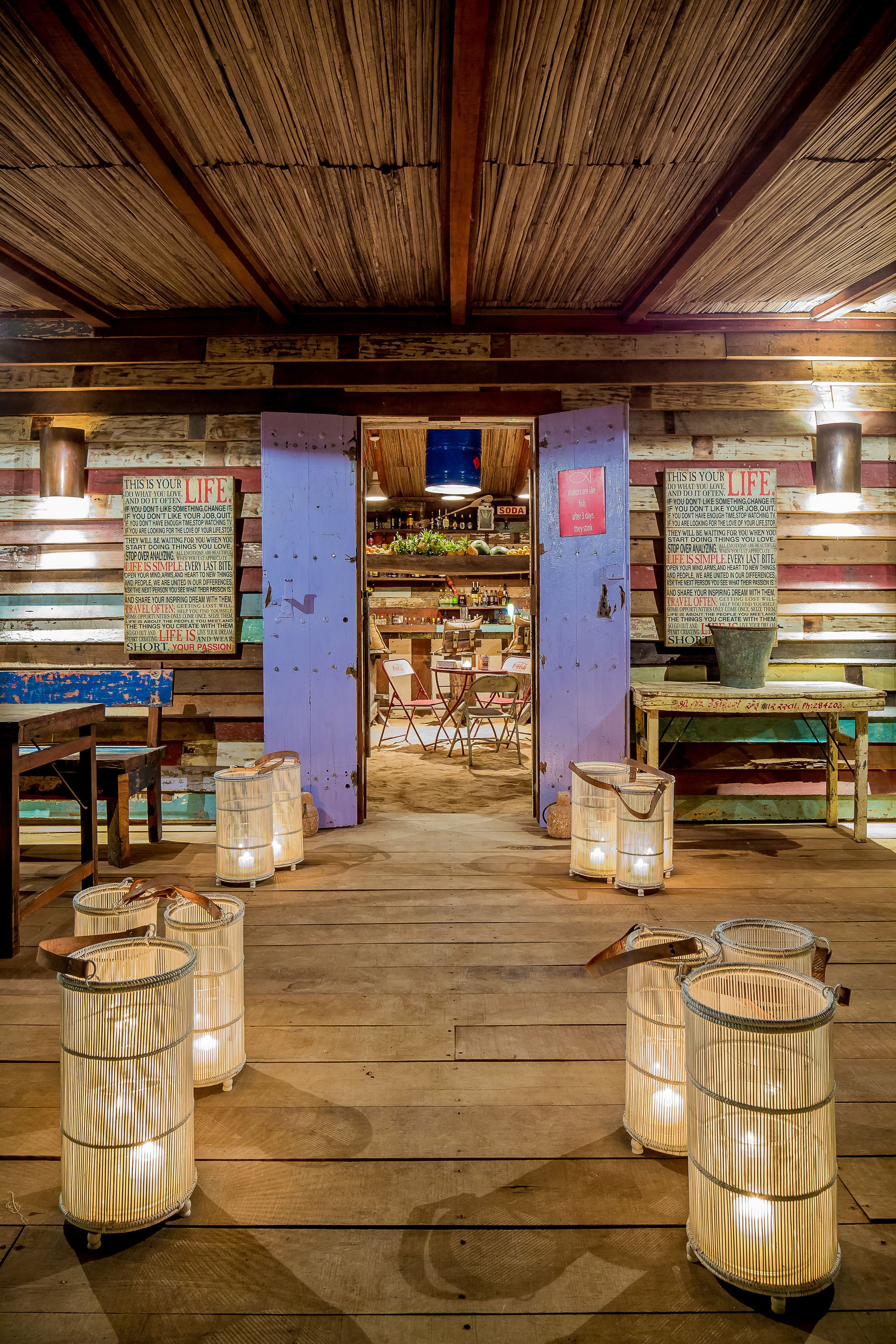 2 bars/lounges, swim-up bar, poolside bar, beach bar