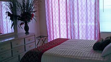 Deluxe Room, 3 Bedrooms, Jetted Tub (2 Story Townhouse Villa/ 2.5 washroom) | In-room safe, individually decorated, individually furnished