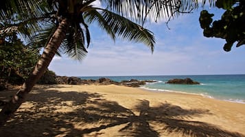 Beach nearby, white sand, beach towels