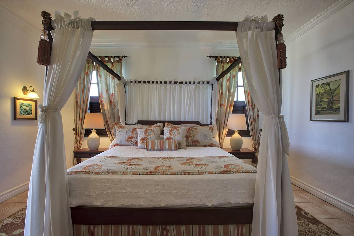 1 Schlafzimmer, Zimmersafe, Schreibtisch, Bügeleisen/Bügelbrett