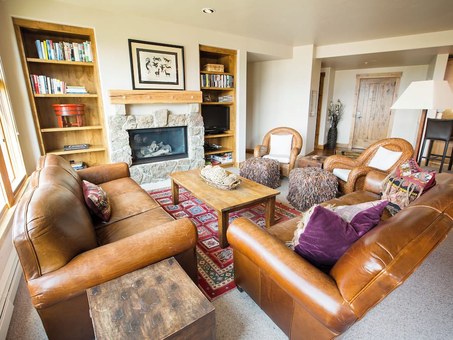 TV layar datar dan perapian