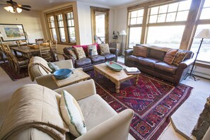 Televisión de pantalla plana y chimenea 