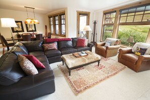 Televisión de pantalla plana y chimenea 