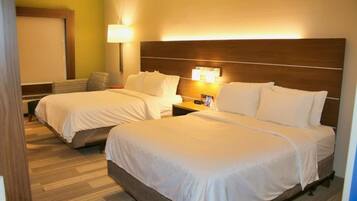 Quarto standard, 2 camas Queen, acessível (Roll-In Shower) | Roupas de cama premium, cofres nos quartos, escrivaninha